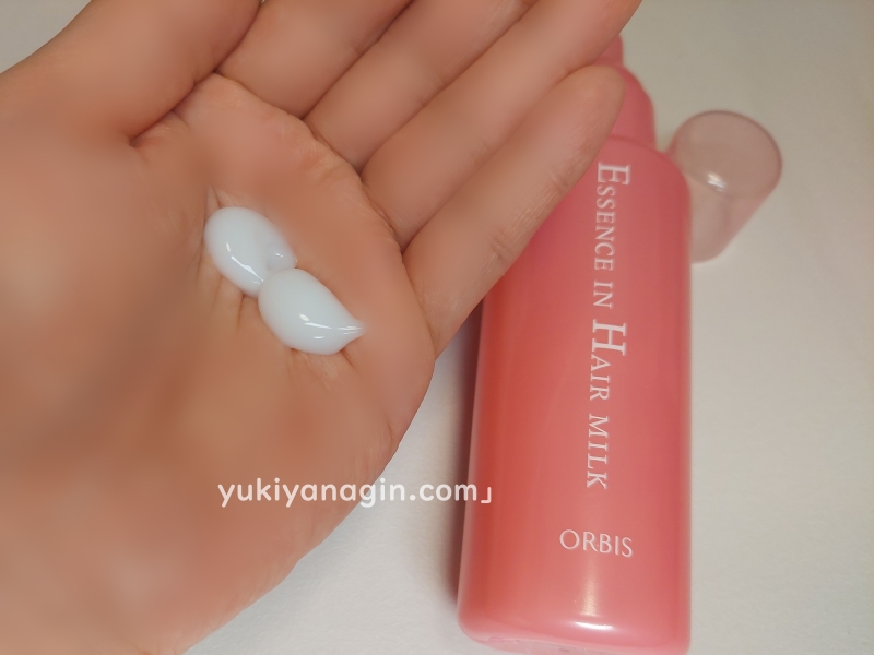 オルビスのヘアミルクを2プッシュ手のひらに出している写真